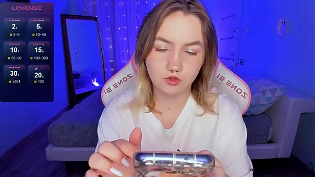 Snapshot of lovelyy_julia chatting on December 4, 2025, 8:24 am lovelyy julia online show from December 4, 2025, 8:24 am