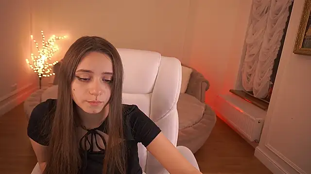 TinyNatalie online show from December 18, 2025, 10:02 pm