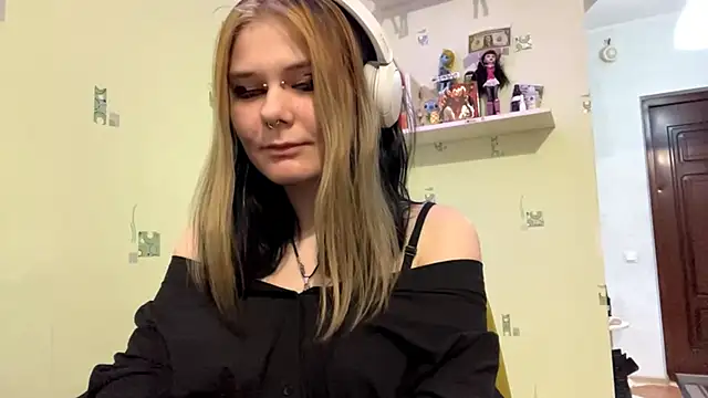 Snapshot of TraceeSchutt chatting on December 17, 2025, 8:14 pm TraceeSchutt online show from December 17, 2025, 8:14 pm