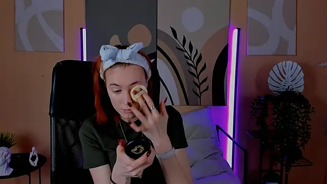 Snapshot of SierraHarper chatting on December 4, 2025, 7:51 am SierraHarper online show from December 4, 2025, 7:51 am