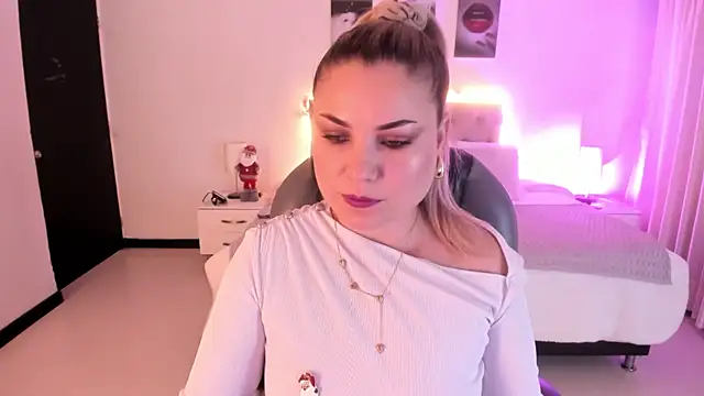 Snapshot of Violeta_Hotter chatting on December 3, 2025, 10:58 am Violeta Hotter online show from December 3, 2025, 10:58 am