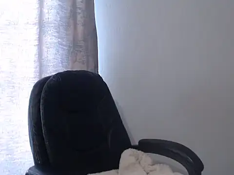 Yellowkitten95 online show from December 14, 2025, 9:37 am