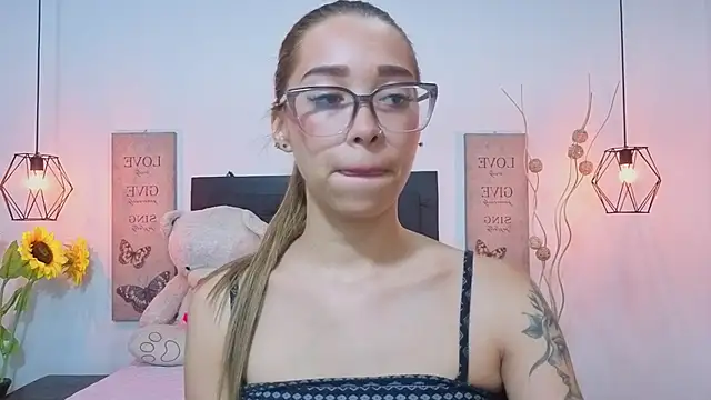 Snapshot of Antonella_mc chatting on June 19, 2026, 12:22 pm Antonella mc online show from June 19, 2026, 12:22 pm