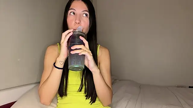 Snapshot of heyitsmia chatting on December 4, 2025, 12:53 am heyitsmia online show from December 4, 2025, 12:53 am