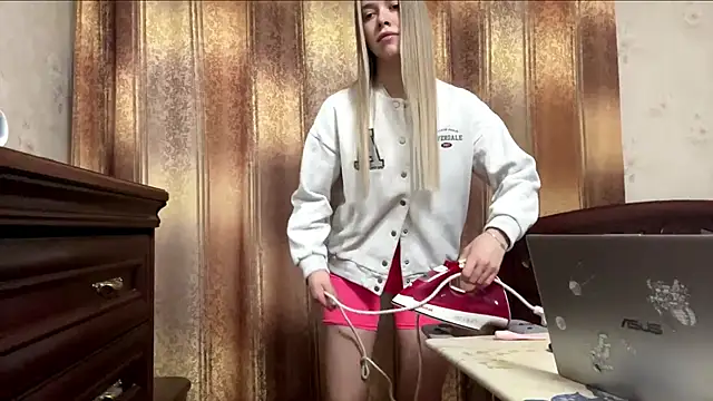 MichikoWienandt online show from December 4, 2025, 5:50 am