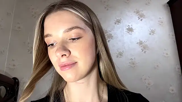 MichikoWienandt online show from December 14, 2025, 2:11 pm