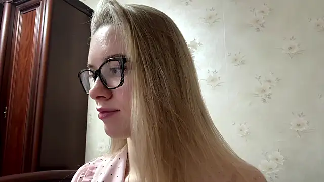 MichikoWienandt online show from December 2, 2025, 5:31 am