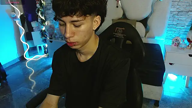 Snapshot of kaelwolf_tay chatting on December 14, 2025, 7:41 pm kaelwolf tay online show from December 14, 2025, 7:41 pm