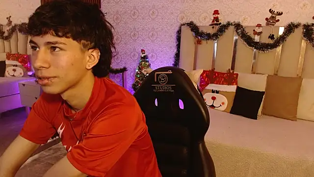 Snapshot of kaelwolf_tay chatting on December 5, 2025, 7:34 pm kaelwolf tay online show from December 5, 2025, 7:34 pm