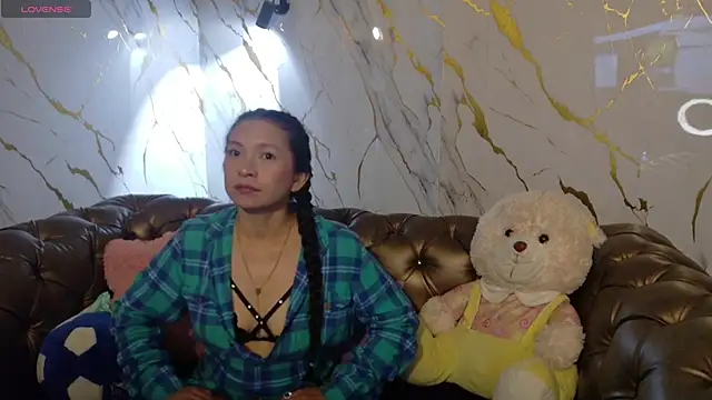 Snapshot of Cloe16_ chatting on December 14, 2025, 2:40 am Cloe16 online show from December 14, 2025, 2:40 am