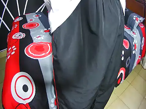 Snapshot of HouseOfHeat chatting on November 24, 2025, 1:44 pm HouseOfHeat online show from November 24, 2025, 1:44 pm