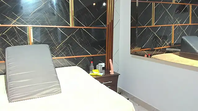 ZoeCollin online show from December 17, 2025, 7:52 pm