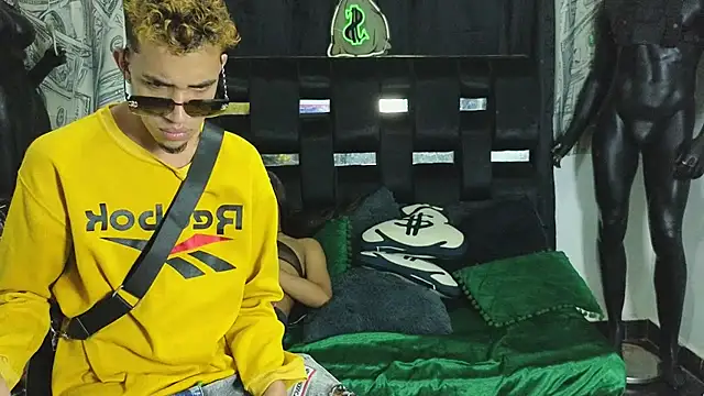 Snapshot of Princess_Room chatting on December 15, 2025, 7:36 am Princess Room online show from December 15, 2025, 7:36 am