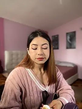 MaddieHunter online show from December 18, 2025, 1:26 pm