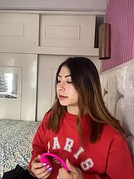 MaddieHunter online show from November 25, 2025, 1:44 pm