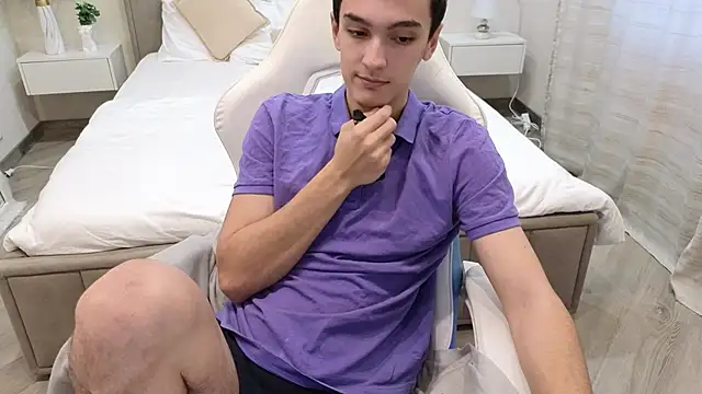 MoonlinSkinn online show from December 3, 2025, 8:03 am