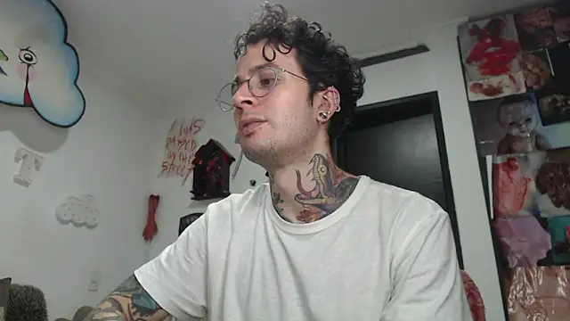 Snapshot of CryBoy13 chatting on December 5, 2025, 4:22 am CryBoy13 online show from December 5, 2025, 4:22 am