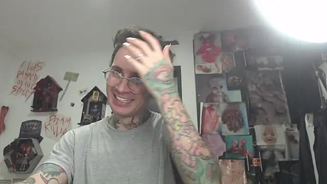 Snapshot of CryBoy13 chatting on December 16, 2025, 5:44 am CryBoy13 online show from December 16, 2025, 5:44 am