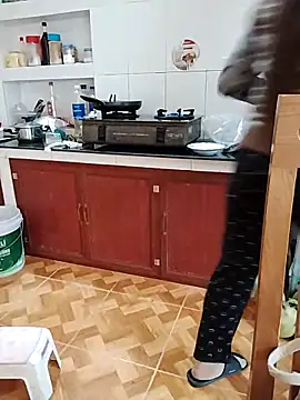 Snapshot of HanniZii chatting on December 4, 2025, 4:11 am HanniZii online show from December 4, 2025, 4:11 am