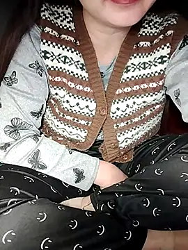 Snapshot of HanniZii chatting on December 3, 2025, 4:06 pm HanniZii online show from December 3, 2025, 4:06 pm