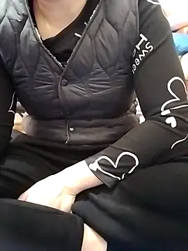 Snapshot of HanniZii chatting on December 15, 2025, 1:55 am HanniZii online show from December 15, 2025, 1:55 am