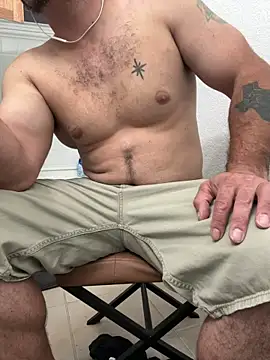 2addictivelyhorny online show from May 5, 2026, 6:38 am
