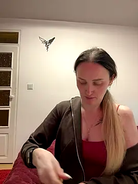 Snapshot of TomilaSi chatting on December 13, 2025, 8:04 pm TomilaSi online show from December 13, 2025, 8:04 pm