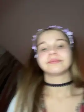 Snapshot of EvalKiss chatting on November 27, 2025, 1:28 am EvalKiss online show from November 27, 2025, 1:28 am