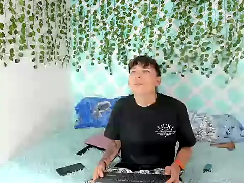 bradboyhot06 online show from December 16, 2025, 7:51 pm