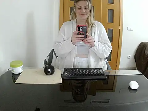 Snapshot of Adelyxveex chatting on December 3, 2025, 12:44 am Adelyxveex online show from December 3, 2025, 12:44 am