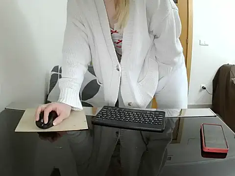 Snapshot of Adelyxveex chatting on December 5, 2025, 12:43 am Adelyxveex online show from December 5, 2025, 12:43 am