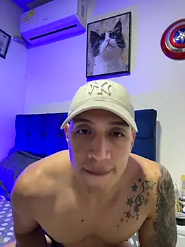 Snapshot of OliverWest04 chatting on November 25, 2025, 9:31 am OliverWest04 online show from November 25, 2025, 9:31 am