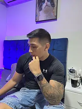 Snapshot of OliverWest04 chatting on December 3, 2025, 1:50 am OliverWest04 online show from December 3, 2025, 1:50 am