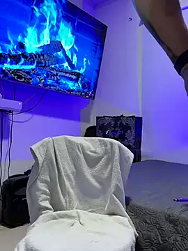 Snapshot of OliverWest04 chatting on December 2, 2025, 7:32 am OliverWest04 online show from December 2, 2025, 7:32 am