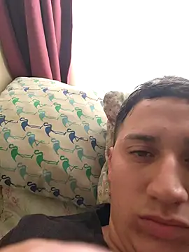 Alvarezz0202 online show from April 28, 2026, 8:35 pm