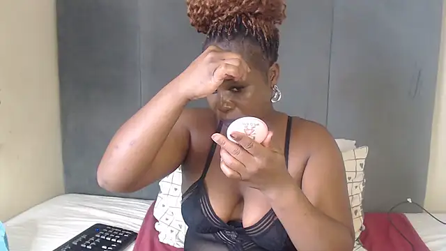 Snapshot of Chocolatebae86 chatting on February 13, 2026, 8:03 am Chocolatebae86 online show from February 13, 2026, 8:03 am