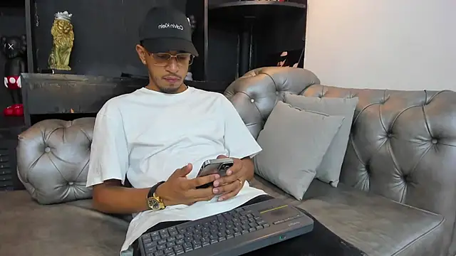 Snapshot of Brand_Collins chatting on December 4, 2025, 8:30 pm Brand Collins online show from December 4, 2025, 8:30 pm