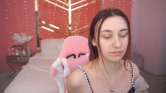 Snapshot of RoxieRay chatting on March 10, 2026, 1:04 pm RoxieRay online show from March 10, 2026, 1:04 pm