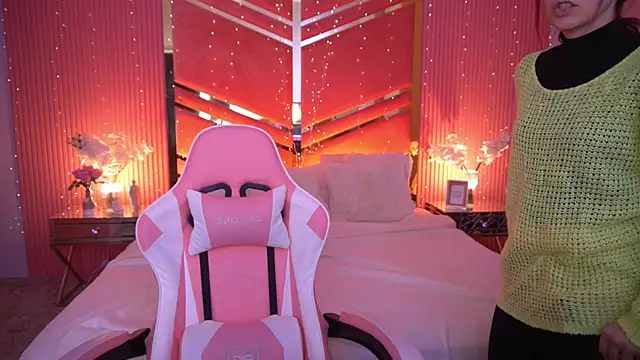 Snapshot of RoxieRay chatting on March 22, 2026, 3:35 pm RoxieRay online show from March 22, 2026, 3:35 pm