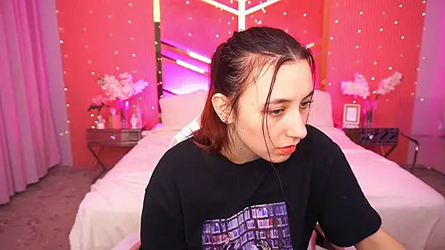 Snapshot of RoxieRay chatting on February 11, 2026, 3:45 pm RoxieRay online show from February 11, 2026, 3:45 pm