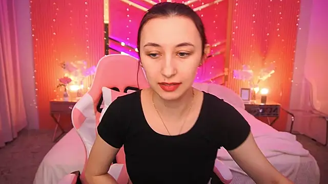 Snapshot of RoxieRay chatting on February 13, 2026, 9:42 am RoxieRay online show from February 13, 2026, 9:42 am