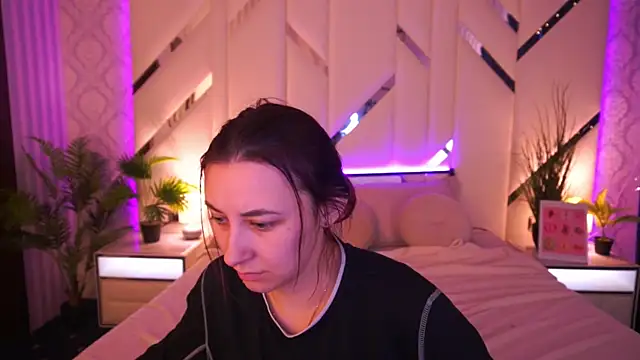 Snapshot of RoxieRay chatting on March 6, 2026, 7:25 am RoxieRay online show from March 6, 2026, 7:25 am