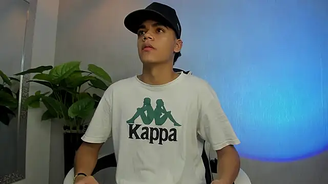 Snapshot of Isaac_Collins_ chatting on December 3, 2025, 7:35 pm Isaac Collins online show from December 3, 2025, 7:35 pm