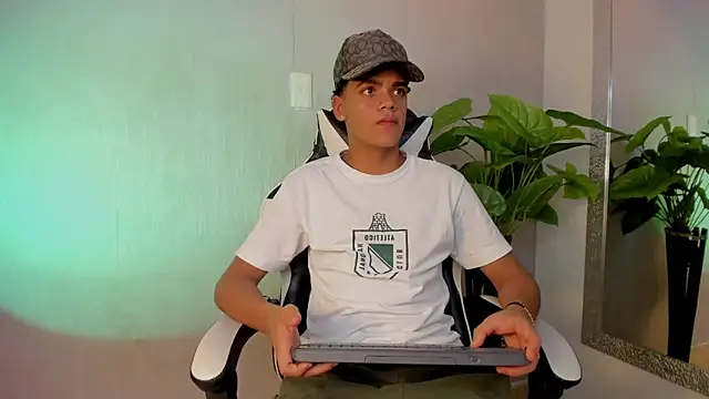 Snapshot of Isaac_Collins_ chatting on December 4, 2025, 8:30 pm Isaac Collins online show from December 4, 2025, 8:30 pm