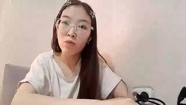 Snapshot of MollyTiger chatting on December 4, 2025, 6:45 am MollyTiger online show from December 4, 2025, 6:45 am