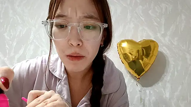 Snapshot of MollyTiger chatting on December 17, 2025, 2:33 pm MollyTiger online show from December 17, 2025, 2:33 pm