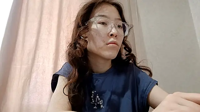 Snapshot of MollyTiger chatting on December 18, 2025, 5:23 am MollyTiger online show from December 18, 2025, 5:23 am