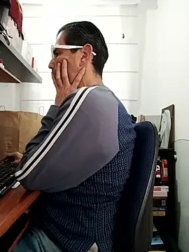 Snapshot of Fuegosutil chatting on January 14, 2026, 3:37 pm Fuegosutil online show from January 14, 2026, 3:37 pm