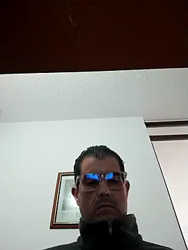 Snapshot of Fuegosutil chatting on January 6, 2026, 9:19 pm Fuegosutil online show from January 6, 2026, 9:19 pm