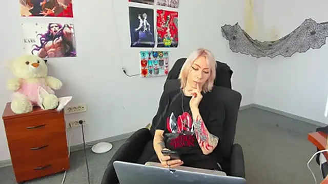 AuraliLi online show from December 17, 2025, 10:20 am